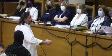 Δίκη Χρυσής Αυγής: “Όχι” στην αποφυλάκιση Λαγού – Ειρωνικό χειροκρότημα του κατηγορουμένου – “Δολοφόνος είσαι” η αντίδραση της Μάγδας Φύσσα | ΦΩΤΟ 