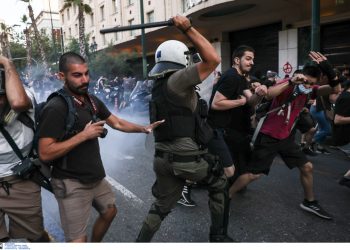 Επεισόδια στο κέντρο της Αθήνας – Συγκρούσεις ΜΑΤ με διαδηλωτές που διαμαρτύρονταν για τον απεργό πείνας Μιχαηλίδη και το περιβάλλον | ΦΩΤΟ