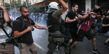 Επεισόδια στο κέντρο της Αθήνας – Συγκρούσεις ΜΑΤ με διαδηλωτές που διαμαρτύρονταν για τον απεργό πείνας Μιχαηλίδη και το περιβάλλον | ΦΩΤΟ