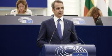 Η προεκλογική περίοδος ξεκίνησε από το …Στρασβούργο – Αιχμηρή κατά Τσίπρα ομιλία Μητσοτάκη στην επέτειο του περίφημου δημοψηφίσματος του 2015 – Ενδοελληνικές κόντρες στην Ευρωβουλή