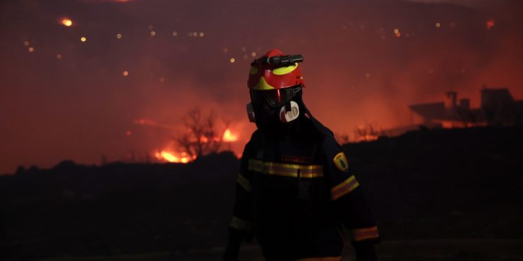 Πυρκαγιά στην Πεντέλη: Σε σπίτια οι πύρινες φλόγες – Εκκενώνονται Ντράφι και Ανθούσα – Αστυνομικοί απομακρύνουν κατοίκους που δεν φεύγουν | ΦΩΤΟ