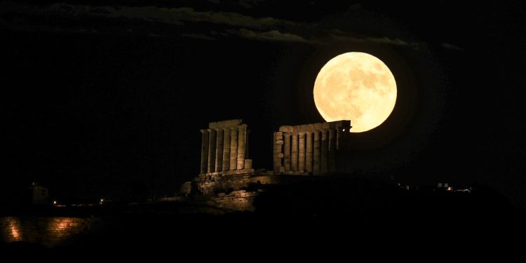 Το Φεγγάρι του Ελαφιού: Εντυπωσιακές εικόνες από την πανσέληνο του Ιουλίου, τη φωτεινότερη της χρονιάς – Η Σελήνη πλησίασε περισσότερο από ποτέ για φέτος τη Γη | ΦΩΤΟ