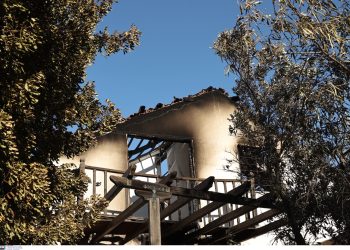 Πυρκαγιά στο Πόρτο Γερμενό: Κάηκε σπίτι, εκκενώθηκε οικισμός – Κάτοικοι λένε ότι ξεκίνησε από παράνομη χωματερή | ΦΩΤΟ