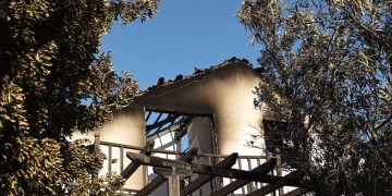 Πυρκαγιά στο Πόρτο Γερμενό: Κάηκε σπίτι, εκκενώθηκε οικισμός – Κάτοικοι λένε ότι ξεκίνησε από παράνομη χωματερή | ΦΩΤΟ