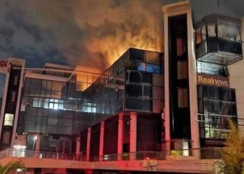 Εμπρησμός στον Real: Με τρία γκαζάκια προκάλεσαν πυρκαγιά στο κτίριο – Χατζηνικολάου: Έβαλαν φωτιά στον Real FM! Μας καίνε! | ΦΩΤΟ