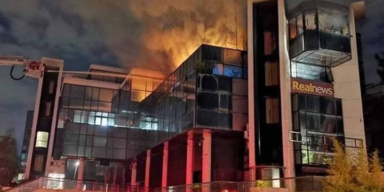 Εμπρησμός στον Real: Με τρία γκαζάκια προκάλεσαν πυρκαγιά στο κτίριο – Χατζηνικολάου: Έβαλαν φωτιά στον Real FM! Μας καίνε! | ΦΩΤΟ