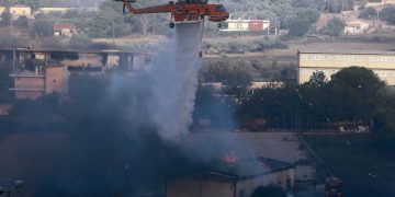 Πυρκαγιά στην Πεντέλη: Σε ύφεση, με μικρές εστίες και χωρίς ενεργό μέτωπο – Κίνδυνος αναζωπυρώσεων | ΦΩΤΟ