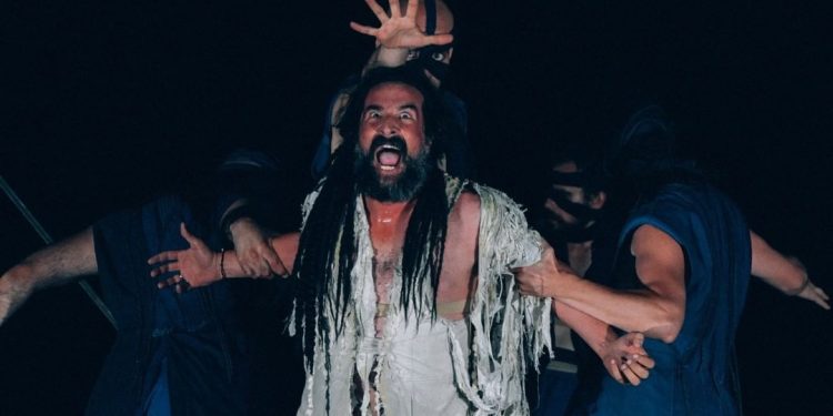 Η τραγωδία “Φιλοκτήτης” του Σοφοκλή, σε σκηνοθεσία Μαρλέν Καμίνσκυ, στο Κηποθέατρο Παπάγου – Η Μαρία Πρωτόπαππα ως πολυμήχανος Οδυσσέας | ΦΩΤΟ