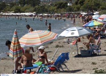 Δεκαπενταύγουστος στην πόλη: Κατέκλυσαν τις παραλίες της Αττικής όσοι έμειναν στο κλεινόν άστυ – Ανάσα δροσιάς αναζήτησαν χιλιάδες Αθηναίοι | ΦΩΤΟ