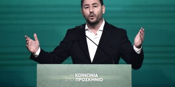 Επίθεση Ανδρουλάκη στον πρωθυπουργό: Προσπαθήσατε να θέσετε σε ομηρία μια ολόκληρη Παράταξη – Αποτύχατε και σήμερα σας δείχνει την πόρτα της εξόδου από την εξουσία