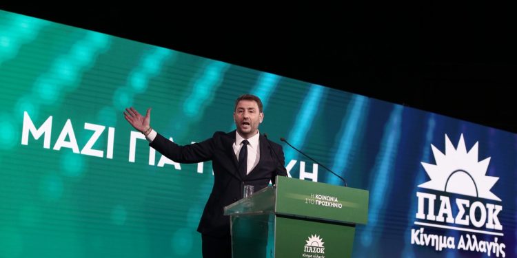 Επίθεση Ανδρουλάκη στον πρωθυπουργό: Προσπαθήσατε να θέσετε σε ομηρία μια ολόκληρη Παράταξη – Αποτύχατε και σήμερα σας δείχνει την πόρτα της εξόδου από την εξουσία