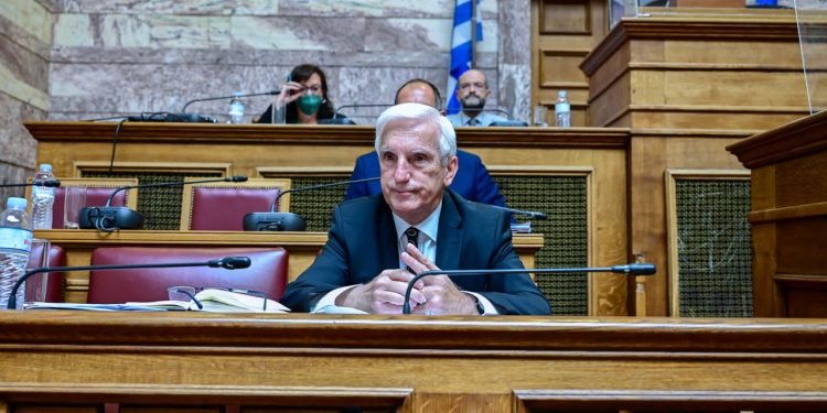 Επεισοδιακή συνεδρίαση στη Βουλή για τον Διοικητή της ΕΥΠ – Διαρροές και κόντρες ΝΔ με ΣΥΡΙΖΑ, τι ζητάει το ΠΑΣΟΚ – Τασούλας: Διαδικασία “σουρωτήρι”