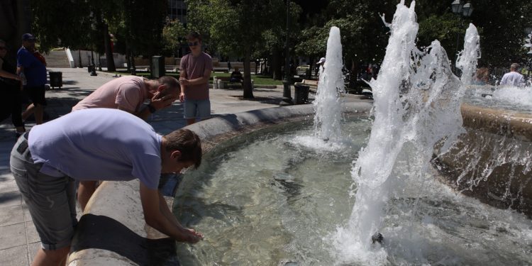 Κορύφωση του καύσωνα – Ο υδράργυρος θα ξεπεράσει τους 40 βαθμούς σε πολλές περιοχές της χώρας – Έκτακτο Δελτίο της ΕΜΥ και οδηγίες αυτοπροστασίας