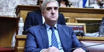 Παρακολουθήσεις ΕΥΠ: Παραιτήθηκε ο Κοντολέων, Διοικητής της Υπηρεσίας Πληροφοριών και ο ΓΓ του πρωθυπουργού Γρ. Δημητριάδης – Ξέσπασε πολιτική κόντρα 