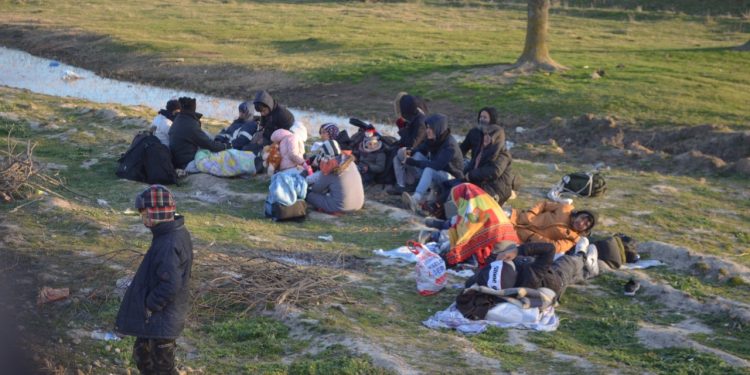 Τραγωδία μεταναστών στον Έβρο: Κυβέρνηση και αντιπολίτευση σε σκληρή κόντρα – “Κυβερνούν με ψέματα” κατηγορεί ο Τσίπρας – Για “παραληρηματικό μένος” μιλάει ο Οικονόμου 