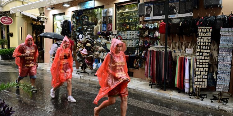 Κακοκαιρία: Νέες καταιγίδες και σήμερα Πέμπτη προκαλούν επικίνδυνες πλημμύρες – Χιλιάδες κεραυνοί χτύπησαν την Τετάρτη – Αναλυτική πρόγνωση και χάρτες του meteo