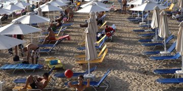 “Πάρτι” αισχροκέρδειας σε τουριστικούς προορισμούς τον Δεκαπενταύγουστο – Σαρωτικοί έλεγχοι για “αλμυρές” τιμές σε ξαπλώστρες και πρατήρια καυσίμων
