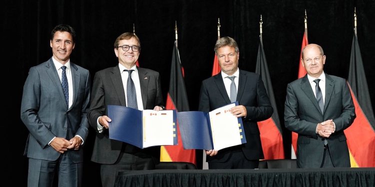 Η ενεργειακή συμμαχία Σόλτς – Τριντό και οι επιφυλάξεις του τύπου – Το 2025 οι πρώτες προμήθειες ενώ η Γερμανία “καίγεται” για άμεσες λύσεις | ΦΩΤΟ