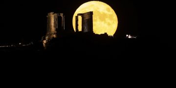 Πανσέληνος Αυγούστου: Μαγικές εικόνες μέσα από  10 κλικ – Μάτια “καρφωμένα” στον ουρανό για να δουν το “φεγγάρι του Οξύρρυγχου” | ΦΩΤΟ