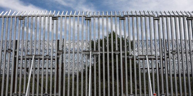 ΚΥΣΕΑ: Έκτακτα μέτρα αντιμετώπισης του “υβριδικού πολέμου” της Τουρκίας – Θωράκιση του Έβρου με επέκταση του φράχτη και σύγχρονα μέσα επιτήρησης 