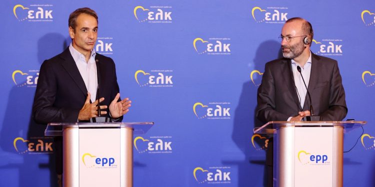 Μητσοτάκης: “Η ΝΔ επιδεικνύει πρωτοφανή πολιτική αντοχή – Διαχειριστήκαμε τις κρίσεις με αποτελεσματικότητα” – Βέμπερ: “Η Ελλάδα έχει αφήσει πίσω της την κρίση”