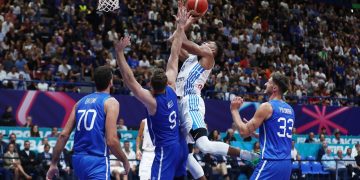 Με το ίδιο σενάριο η Εθνική νίκησε την Ιταλία  85-81: Το κάνει θρίλερ στο τέλος, αλλά τα καταφέρνει – Με πρωταγωνιστές Γιάννη Αντετοκούνμπο, Ντόρσεϊ και σούπερ Αγραβάνη | ΦΩΤΟ