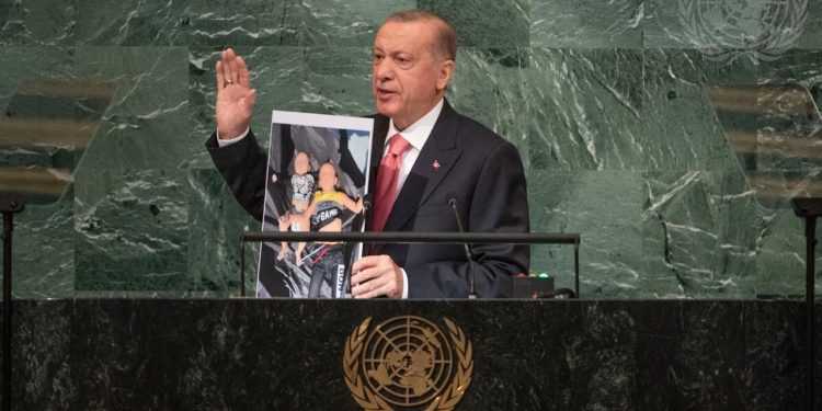 Ανθελληνικό σόου Ερντογάν στον ΟΗΕ: “Η Ελλάδα μετατρέπει το Αιγαίο σε νεκροταφείο προσφύγων” – Έδειξε φωτογραφίες με νεκρά παιδιά – Ζήτησε την αναγνώριση του ψευδοκράτους | ΦΩΤΟ