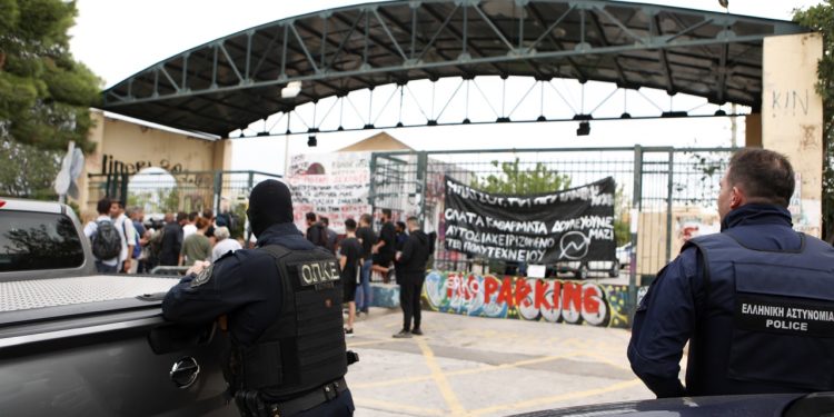 Πυροβολισμοί στην Πολυτεχνειούπολη Ζωγράφου – 35χρονη Ανθυπαστυνόμος δέχθηκε επίθεση από σεσημασμένο 30χρονο – Τον τραυμάτισε με το όπλο της | ΦΩΤΟ