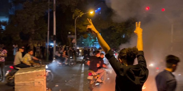 Ιράν: Φουντώνουν οι αντιδράσεις για τον θάνατο της 22χρονης Αμινί – Δεκάδες νεκροί – Απειλεί με επέμβαση ο στρατός για την καταστολή των διαδηλώσεων