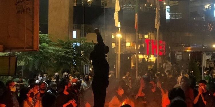 Ιράν: Σε αντικαθεστωτικό κίνημα εξελίσσονται οι διαδηλώσεις – Συνεχίζονται οι συγκρούσεις με τις δυνάμεις καταστολής ενώ  υπάρχουν επιβεβαιωμένοι 35 νεκροί | ΦΩΤΟ