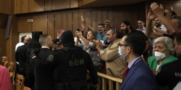 Νεοναζιστικό σόου Κασιδιάρη στη δίκη της Χρυσής Αυγής – Με συνθήματα οπαδοί του έκαναν προεκλογική καμπάνια μέσα στο Δικαστήριο – Η ανοχή της Αστυνομίας | ΦΩΤΟ