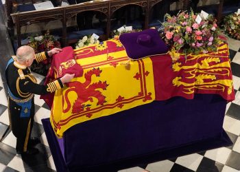 Μεγαλειώδης η κηδεία της Ελισάβετ – Στη βασιλική κρύπτη η σορός της αφού αφαιρέθηκαν τα σύμβολα της εξουσίας, το στέμμα, η σφαίρα και το σκήπτρο | ΦΩΤΟ