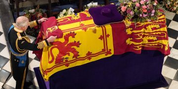 Μεγαλειώδης η κηδεία της Ελισάβετ – Στη βασιλική κρύπτη η σορός της αφού αφαιρέθηκαν τα σύμβολα της εξουσίας, το στέμμα, η σφαίρα και το σκήπτρο | ΦΩΤΟ