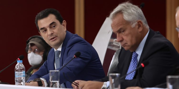 Εξοικονόμηση ενέργειας στο Δημόσιο: Κλείστε φώτα και υπολογιστές, περιορίσετε οδοφωτισμό, συντηρείστε ψύξη και θέρμανση – Προσλήψεις γιόκ για όσους δεν τα εφαρμόσουν