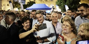 Η ΝΔ πήγε Θεσσαλονίκη – Συνάντηση του πρωθυπουργού με μέλη και στελέχη της ΟΝΝΕΔ στο περιθώριο των εργασιών της 86ης ΔΕΘ – Και περίπατος στη Αριστοτέλους | ΦΩΤΟ