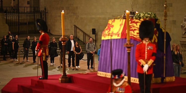 Βασίλισσα Ελισάβετ: Σε λαϊκό προσκύνημα η σορός της – Ουρές 16 χιλιομέτρων κατά μήκος της νότιας όχθης του Τάμεση, για το «ύστατο χαίρε» – Βασιλείς και αρχηγοί κρατών στην κηδεία  | ΦΩΤΟ