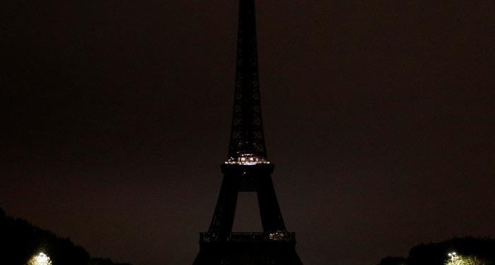 Αλλάζουν όλα στην “Πόλη του Φωτός”! Διακοπή του φωτισμού ακόμη και στον Πύργο του Άιφελ – Μνημεία του Παρισιού στο σκοτάδι – Χαμηλώνουν τη θερμοκρασία σε κτίρια