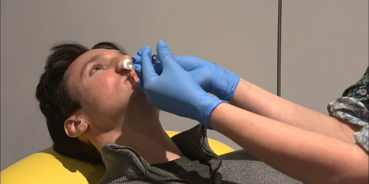 Κορονοϊός: Έρχεται το ρινικό εμβόλιο κατά της πανδημίας – Ανοσία κατευθείαν στους βλεννογόνους – Δεν είναι ενέσιμο, χορηγείται απευθείας στη μύτη ή εισπνέεται 