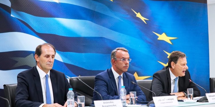Περισσότεροι οι δικαιούχοι και αυξημένο το επίδομα θέρμανσης – Σε συνταξιούχους με μηνιαίο εισόδημα 800 ευρώ, το επίδομα των 250 ευρώ – Αναλυτικά ποιοι θα λάβουν τα άλλα επιδόματα