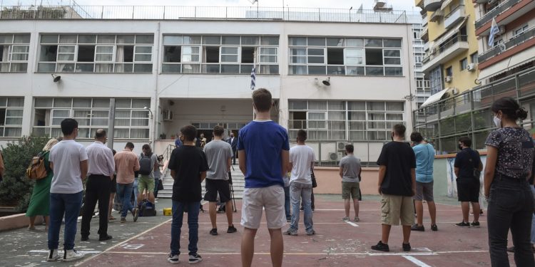Επιστροφή στα θρανία – Χτυπάει το “πρώτο κουδούνι” της νέας σχολικής χρονιάς για 1.341.985 μαθητές – Οι αλλαγές στην εκπαίδευση και τα… χαλαρά μέτρα για την πανδημία