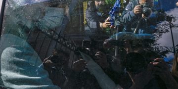Βιασμός 12χρονης: Στα δικαστήρια οδηγήθηκαν οι τρεις άνδρες που συνελήφθησαν για τα «ραντεβού» τους με την μικρή – Ταυτοποιήθηκαν ως «πελάτες» του Μίχου | ΦΩΤΟ
