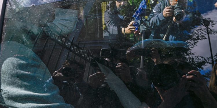 Βιασμός 12χρονης: Στα δικαστήρια οδηγήθηκαν οι τρεις άνδρες που συνελήφθησαν για τα «ραντεβού» τους με την μικρή – Ταυτοποιήθηκαν ως «πελάτες» του Μίχου | ΦΩΤΟ