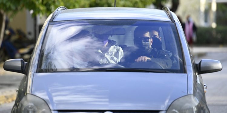 Προφυλακίστηκε η μητέρα της 12χρονης – Έκλαιγε στην απολογία της αλλά δεν έπεισε Ανακρίτρια και Εισαγγελέα – Αποκαλύψεις της μικρής για βιασμούς στο “γκρι κτίριο” | ΦΩΤΟ