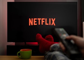 Το Netflix συνεχίζει ακάθεκτο με νέες παραγωγές – Σειρές, ταινίες και ντοκιμαντέρ που μας συντροφεύουν τον Οκτώβριο