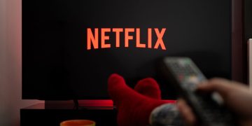 Το Netflix συνεχίζει ακάθεκτο με νέες παραγωγές – Σειρές, ταινίες και ντοκιμαντέρ που μας συντροφεύουν τον Οκτώβριο