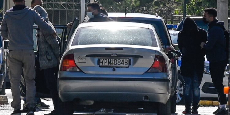 Βιασμός 12χρονης: Στα δικαστήρια οδηγήθηκαν οι τρεις άνδρες που συνελήφθησαν για τα «ραντεβού» τους με την μικρή – Ταυτοποιήθηκαν ως «πελάτες» του Μίχου | ΦΩΤΟ