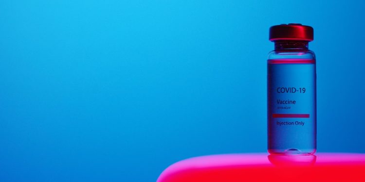 Πρεμιέρα για τα επικαιροποιημένα διδύναμα εμβόλια – Παρέχουν προστασία από τις μεταλλάξεις της Όμικρον – Χορηγούνται μόνο ως αναμνηστική δόση