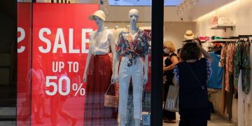 Να κλείνουν νωρίτερα τα καταστήματα για εξοικονόμηση ενέργειας προτείνουν οι Εμπορικοί Σύλλογοι – Σενάριο για μείωση κατά δύο ώρες – Τι θα γίνει με τα Σούπερ Μάρκετ