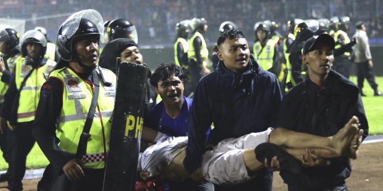 Τραγωδία σε ποδοσφαιρικό γήπεδο στην Ινδονησία: Νεκρά 174 άτομα σε μάχες σώμα με σώμα οπαδών με την αστυνομία – Ανάμεσα τους και παιδιά | ΦΩΤΟ
