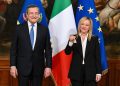 Ιταλία – Αλλαγή φρουράς: Ο Μάριο Ντράγκι έδωσε το «χρυσό καμπανάκι» στην Ακροδεξιά πρωθυπουργό Τζόρτζια Μελόνι στην παραδοσιακή τελετή